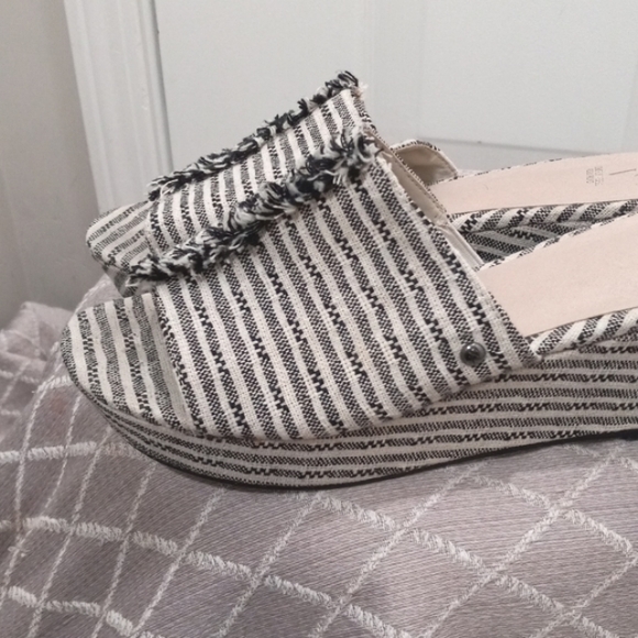 Vera Wang, Sz 10 med, Wedge Slip On Sandals Black/White - Picture 5 of 7